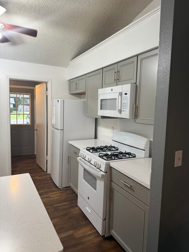 Building Photo - 3407 Fox Ridge St