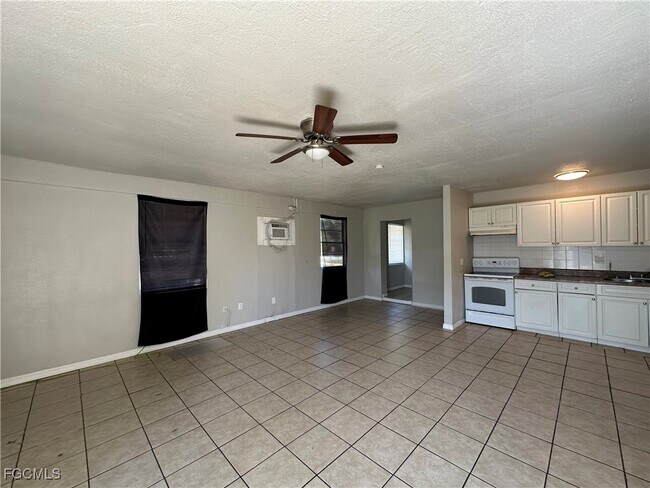 Building Photo - 2210 Cantor Ln