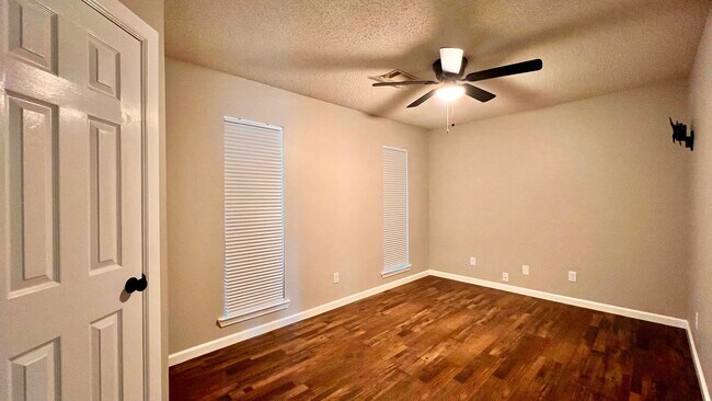 Building Photo - 490 Scott Ln