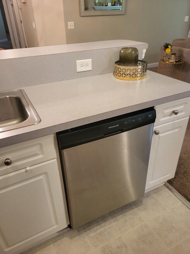 Building Photo - 407 S Elgin Ct