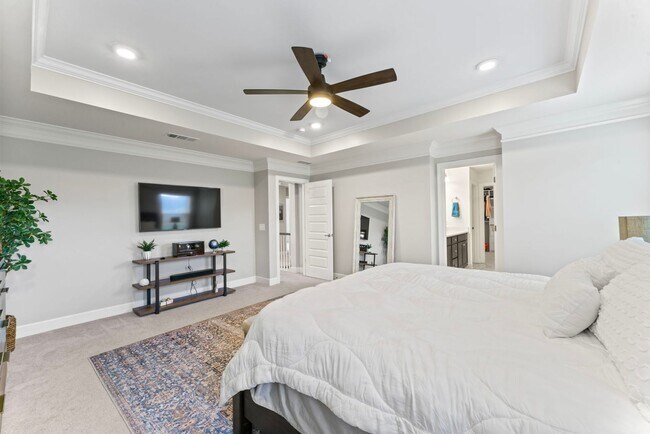Building Photo - **LIKE-NEW UPGRADED HOME WITH FENCED YARD ...