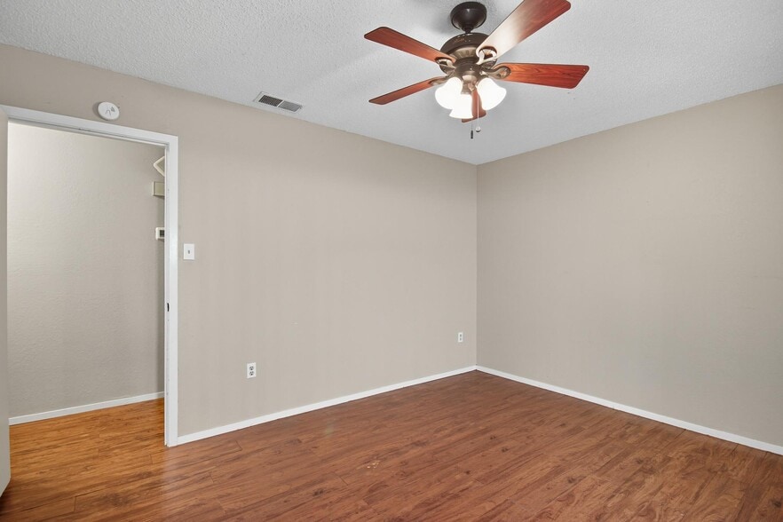 Building Photo - 4934 Greenslope Dr
