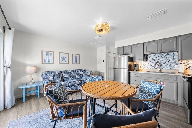 Building Photo - 1118 W Beach Blvd