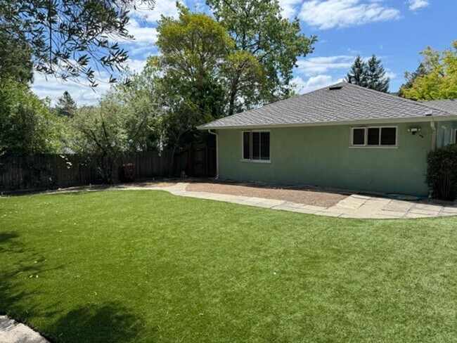 Building Photo - Charming single level 3 bedroom 2 bath Lafayette home now available for move in!