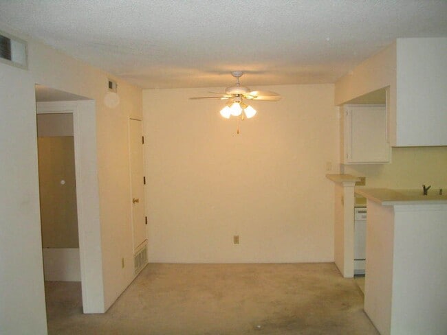 Building Photo - Awesome 1 - Bedroom / 1-Bath Penthouse Uni...