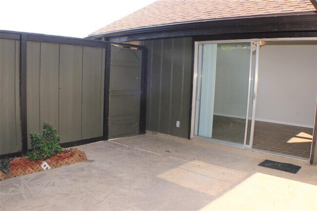 Building Photo - 4622 Country Creek Dr