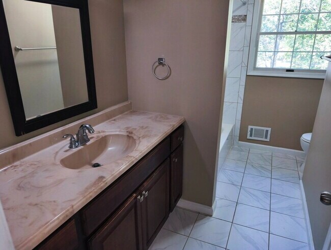 Building Photo - Inviting Townhome in Sterling with Spaciou...