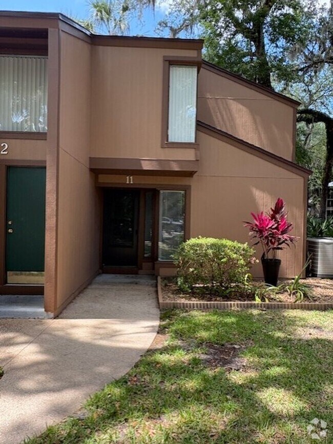 Building Photo - Quiet 3 bedroom, 2 bath home located in th...