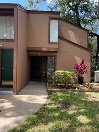 Building Photo - Quiet 3 bedroom, 2 bath home located in th...
