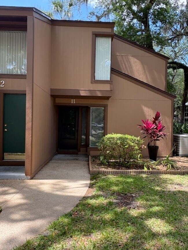 Building Photo - Quiet 3 bedroom, 2 bath home located in th...