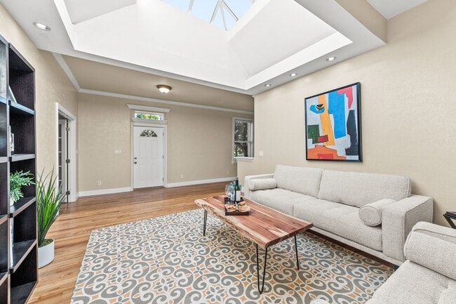 Building Photo - Beautiful Spanish Revival 3 Bedroom in Upt...