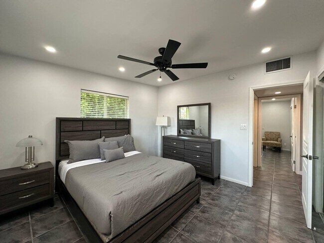 Building Photo - 725 S Mountain View Dr
