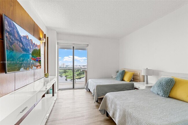 Building Photo - 3731 N Country Club Dr