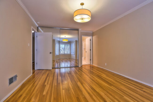 Building Photo - Spacious Two Bedroom Condo in Potrero Hill...