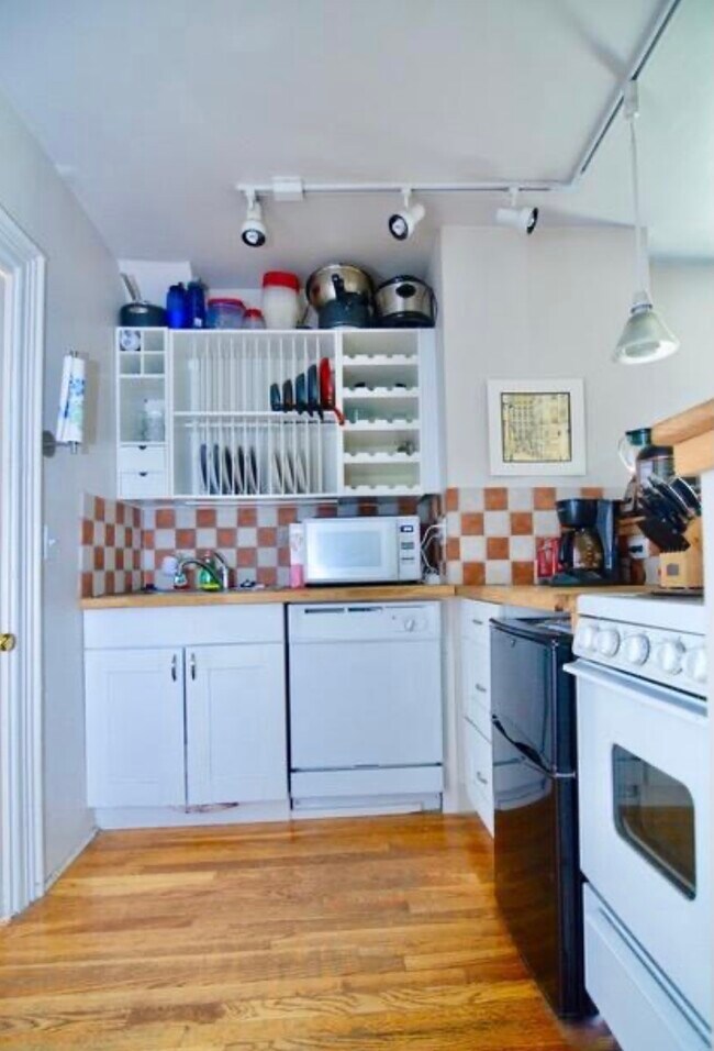 Building Photo - 3 St Charles St