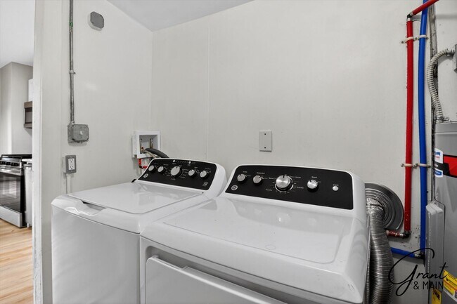 Building Photo - $1500 3 bedrooms