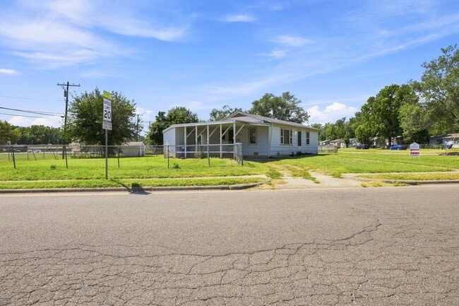 Building Photo - 1103 W 17th St
