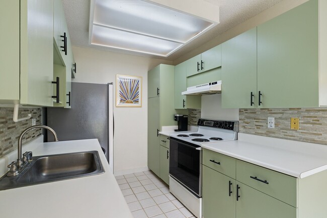 Building Photo - Pet Friendly - 2 bed /1 bath covered parki...