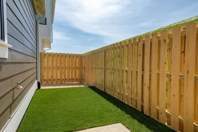 Building Photo - 2 Bedroom Home with Bonus Office/Flex Space!