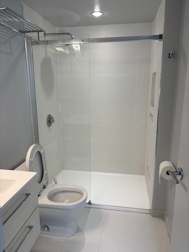 Building Photo - Modern Studio in Adams Morgan