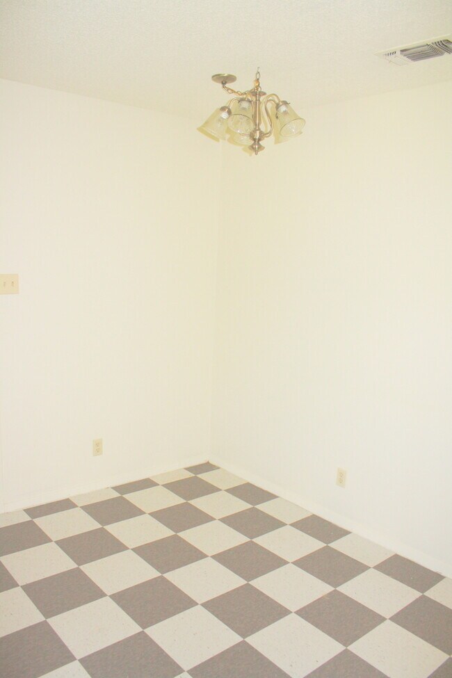 Building Photo - 3 BR / 1 BA House off Shoal Creek/Steck!