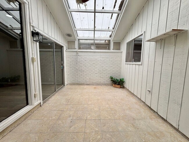 Building Photo - Windcrest Beauty for Rent!