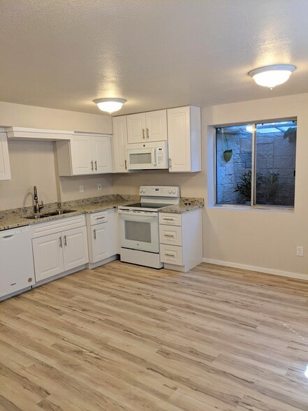 Kitchen - 846 E 300 N