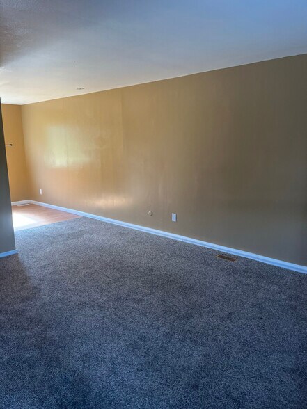 Building Photo - 2018 Hickorydale Dr