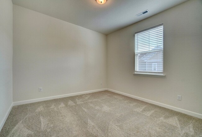 Building Photo - 4 bedroom condo in Suffolk