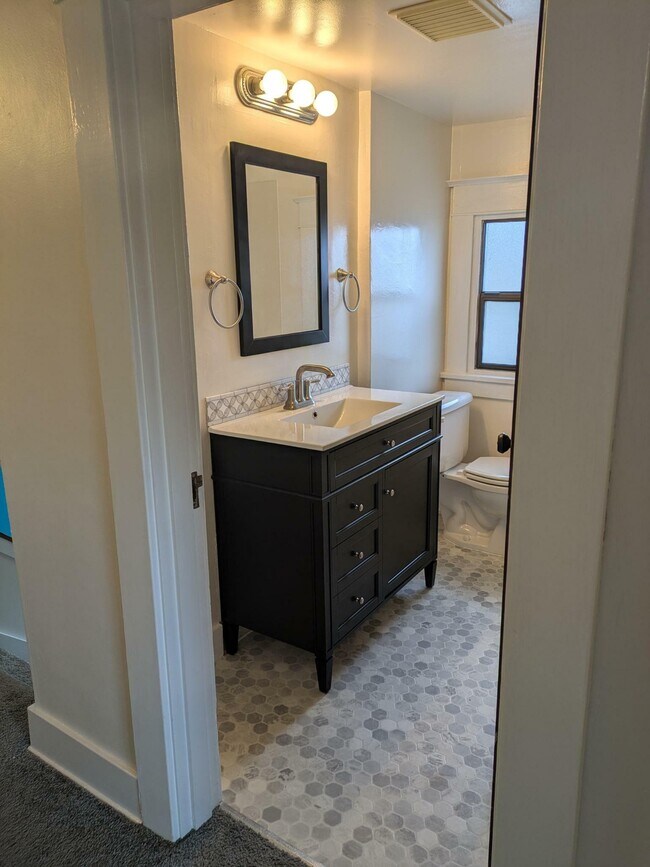 Building Photo - 3709 Hoyt Ave