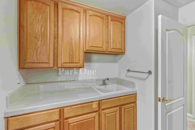 Building Photo - Beautiful Home in Peacock Creek