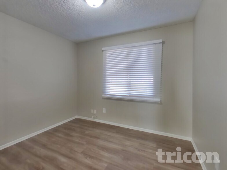 Building Photo - 13601 N 41st St