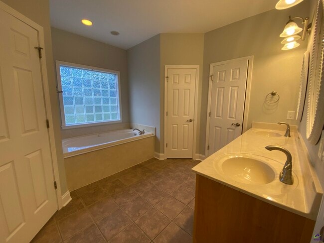 Building Photo - 408 Stathams Way