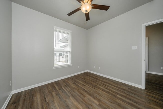 Building Photo - Bright & Cozy Townhome