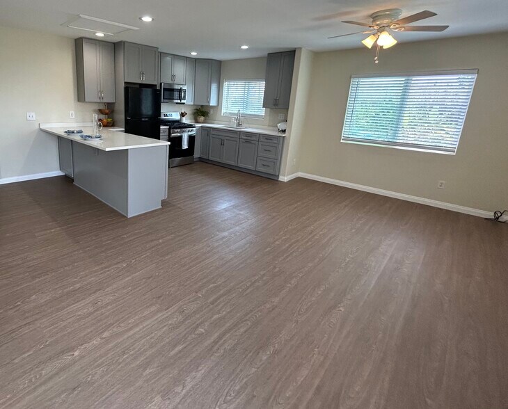 Living room - 5527 Bolivar St