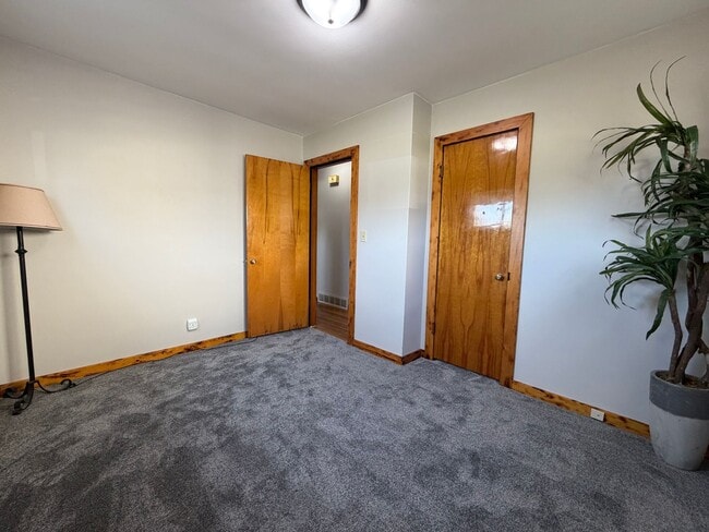 Building Photo - 3bed, 1bath home for rent in quiet Waterlo...