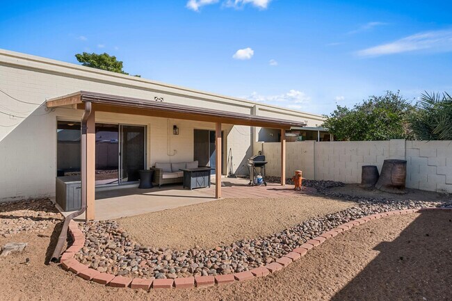 Building Photo - 2355 W Voltaire Ave