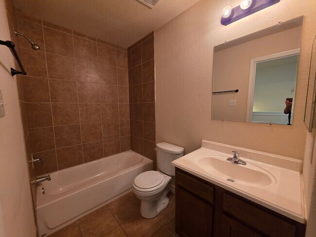 Building Photo - Town home for rent