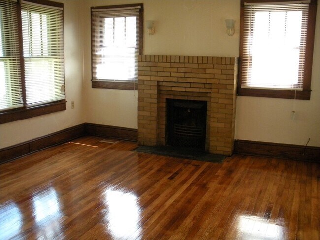 Building Photo - 2 Bdrm / 1 Bath Brick Cottage Kingsport, TN