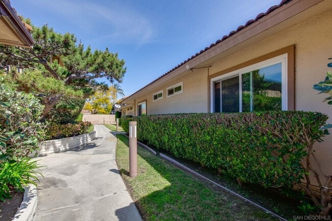 Building Photo - Single Level Condo in Lake San Marcos