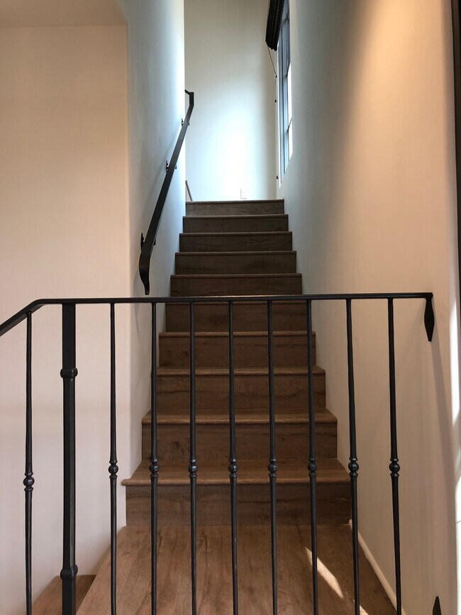 Building Photo - 433 APS