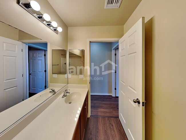 Building Photo - 12951 N Fox Hollow Dr