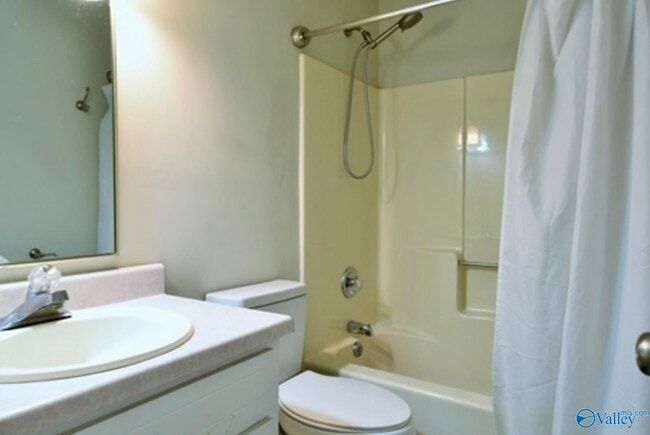 Building Photo - 2020 Ridge Crest Dr