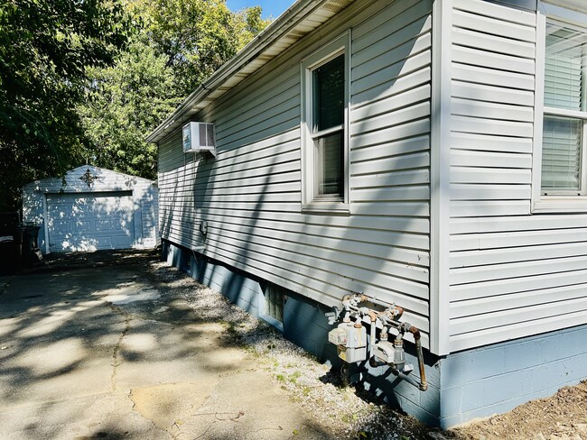 Side of house, private driveway, and single-car garage - 717 Koogler St