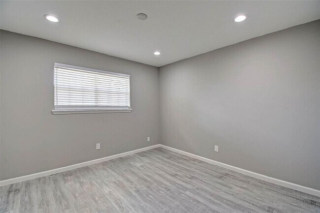 Building Photo - 1104 W Tri Oaks Ln