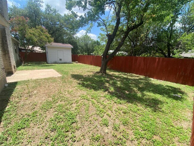 Building Photo - 1202 Meadgreen Dr