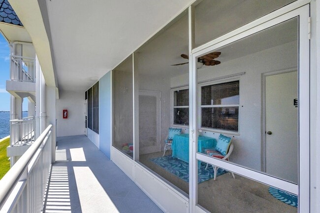 Building Photo - 100 Shore Ct