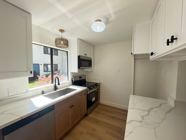 Building Photo - Newly renovated Townhome Grove Heights 1.5...