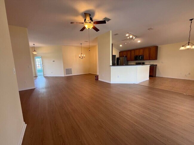 Building Photo - 515 South Valencia Cir SW