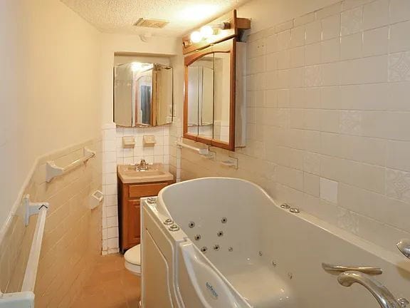 Building Photo - "Charming 2-Bed, 2-Bath Haven in the Heart of Brooklyn!"